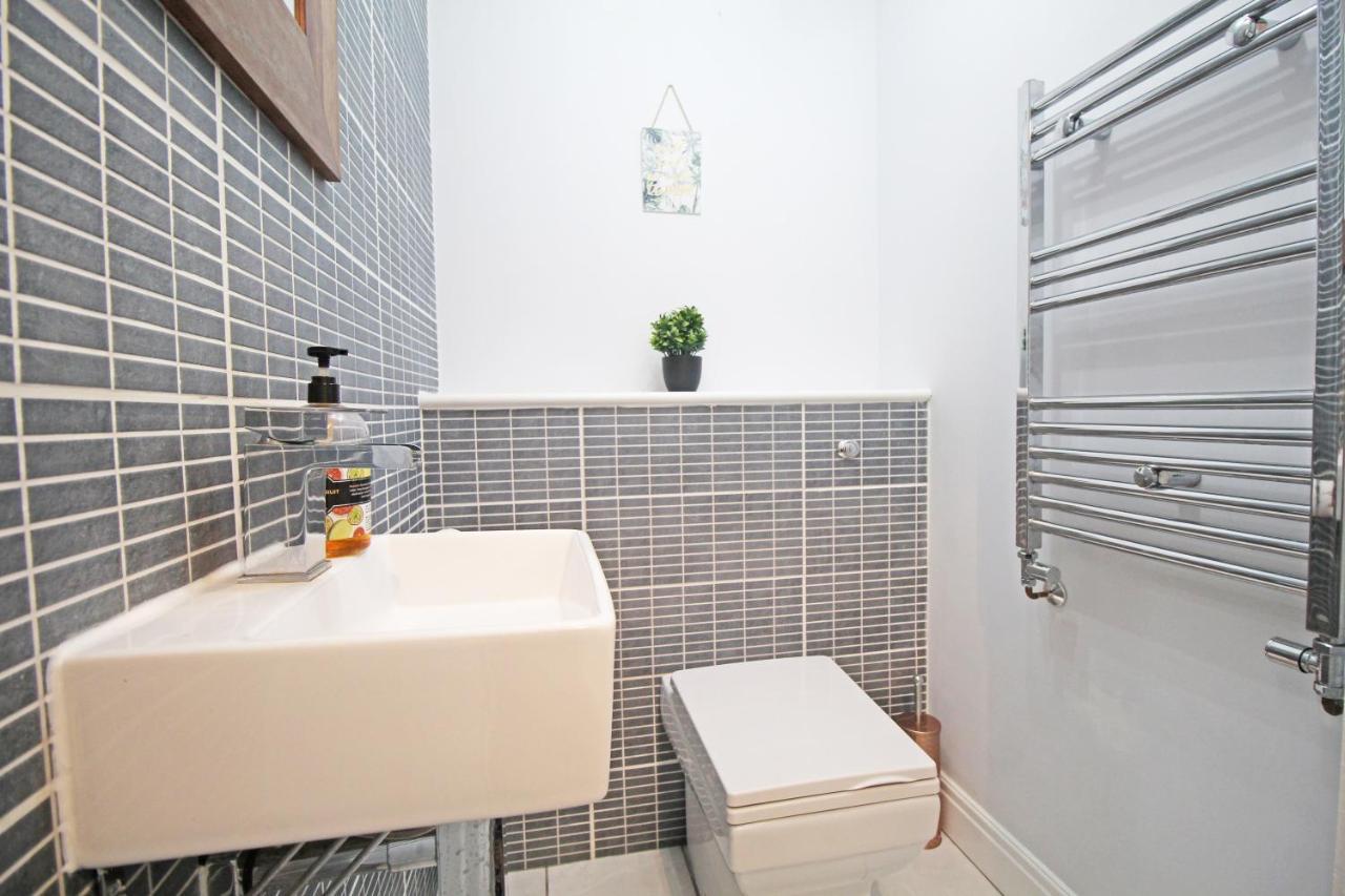 Queens Road - Luxury Spacious In Chester Ferienhaus